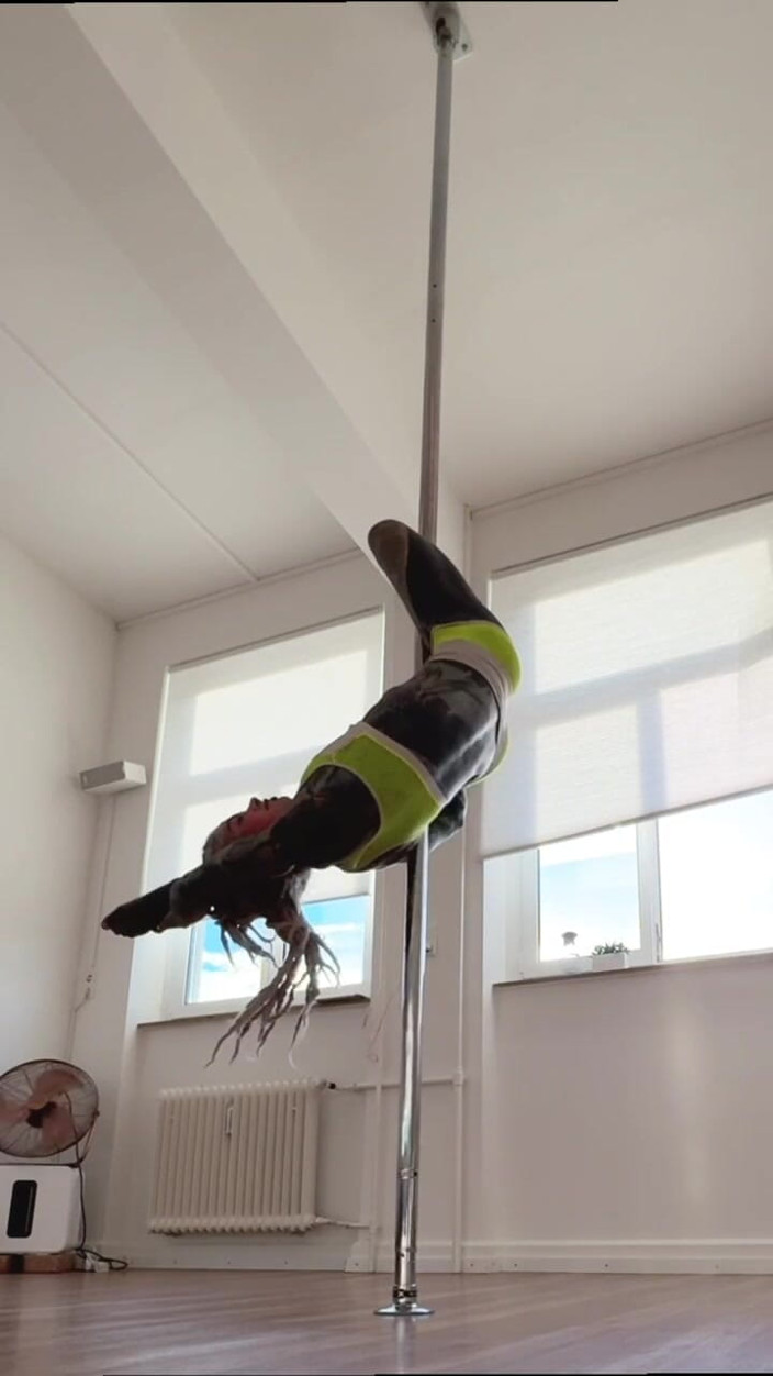 Anuskatzz: Líbí se ti moje poledance? Sleduj mě pro více divokých...