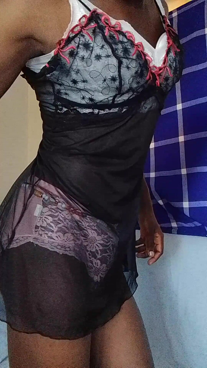 HaitiKing7: Hezká Sissy honí ptáka a chytí ho zadek ve spodním...