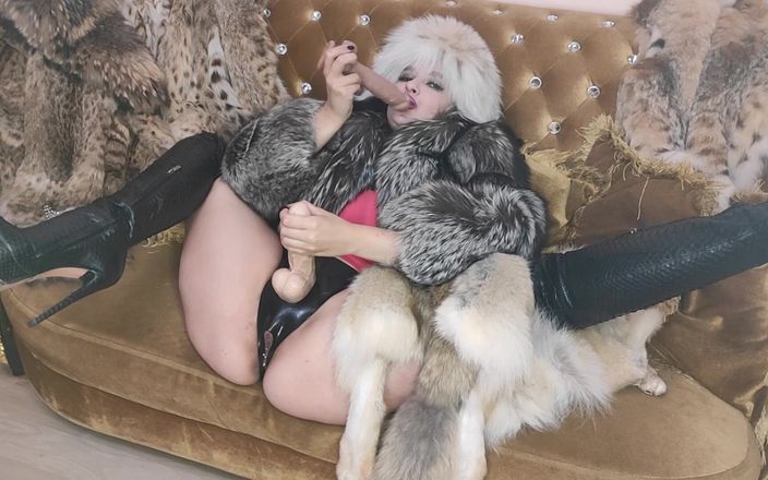 Princess18_: Godin in bont en latex, voorbinddildo, spuiten