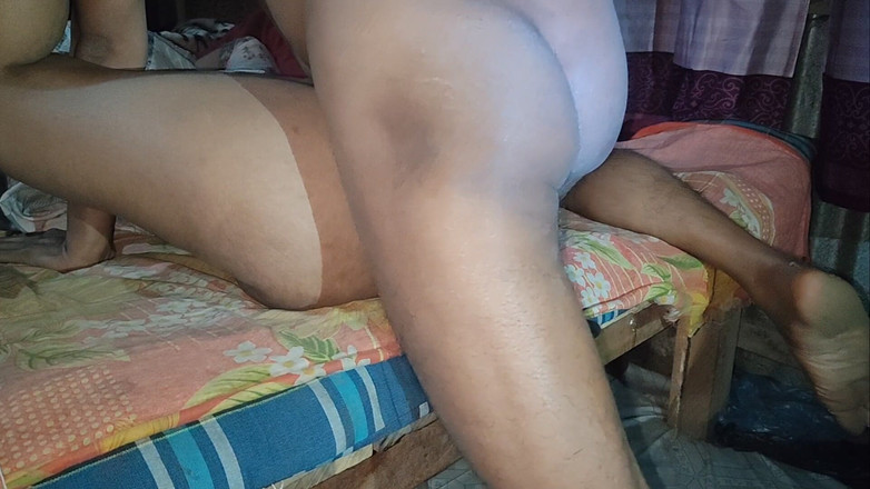 Rozi: Неверная Горячая пара трахается в одиночестве в комнате