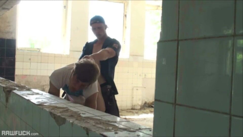 Raw Fuck: Il povero amico chav impara una dura lezione