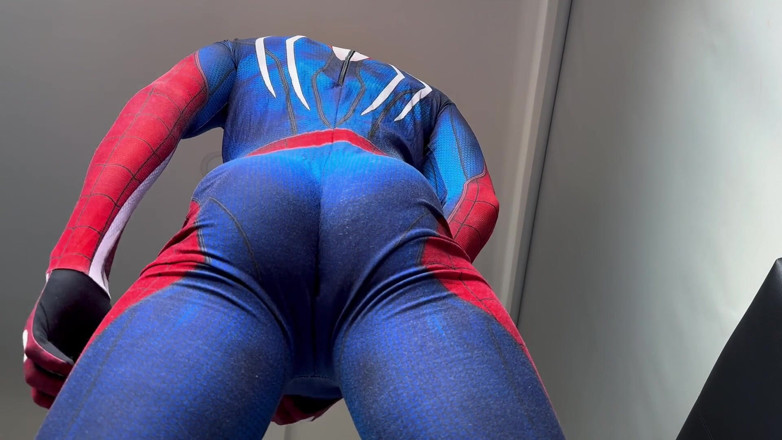 Andcristiann: ¿Peter Parker? Cachonda spiderman dispara webs de semen