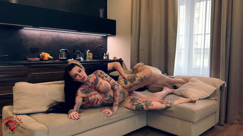 Megan Inky: Megan Inky baise un vieux chez lui sur le canapé