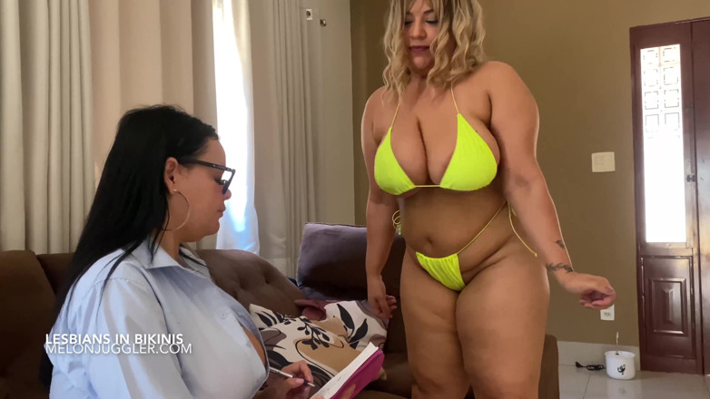 Busty BBW Latinas: Velké lesbičky sání prsou v bikinách