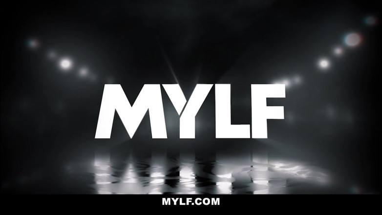 Mylf Official: Diamond kitty scopa nella vasca da bagno