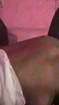 Des MILF insatiables drainent complètement un étalon chanceux