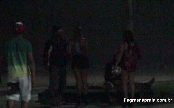 Amateurs videos: Группа друзей делает шлюху по улицам на побережье