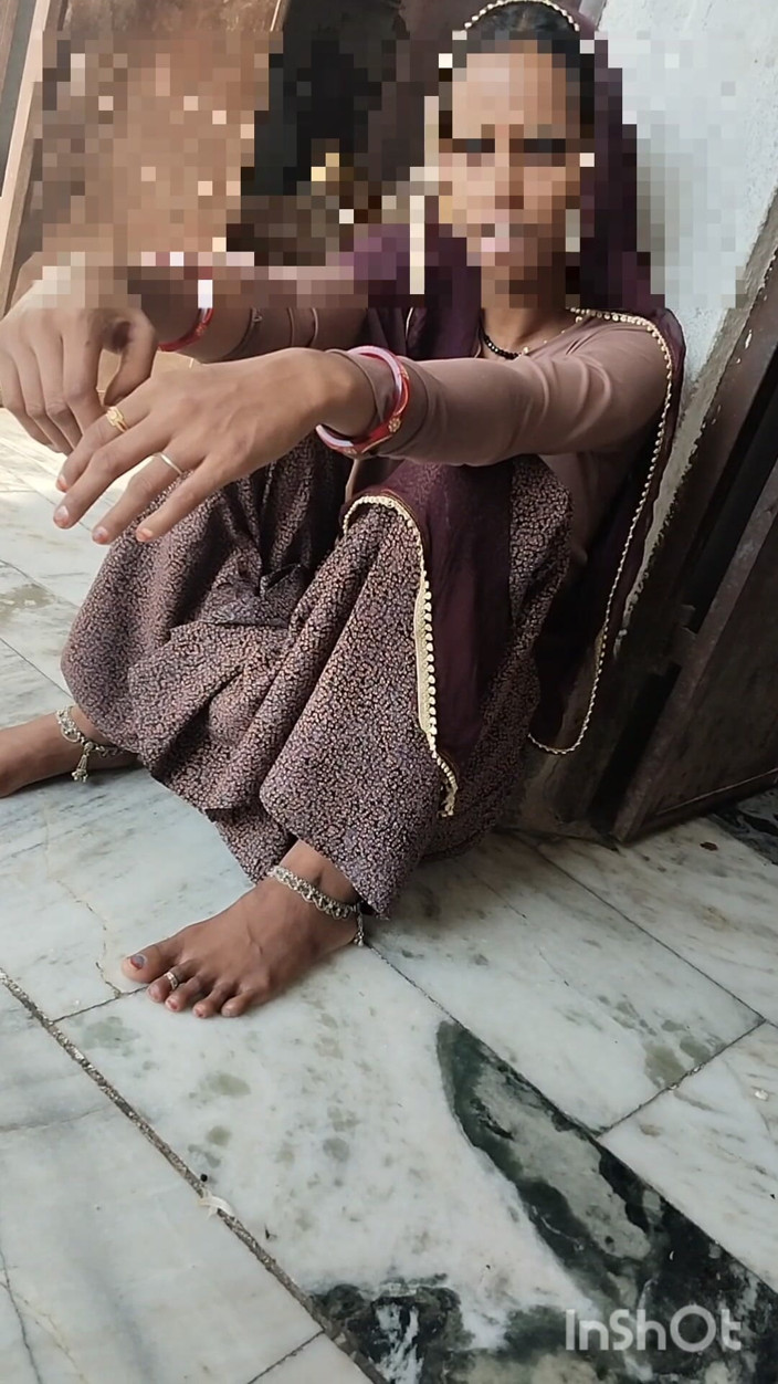 Pushpa-devi couple: aaj pushpa ka pati ghar par nahin tha
