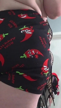 Wielkie cycki przymierzaj wiele nowych staników, duży tyłek zmienia majtki przed lustrem, zegarki aparatu. Zakrzywiona milf z odbijanymi cyckami.