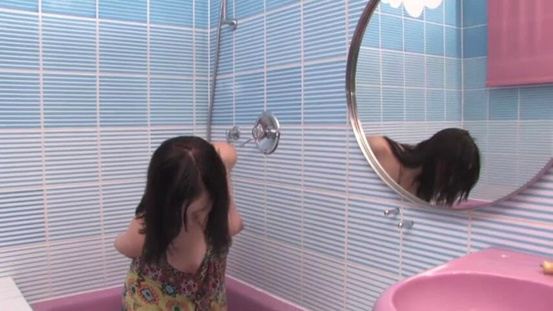 Bizare & Extreme: Teen tóc nâu bị trói trong phòng tắm