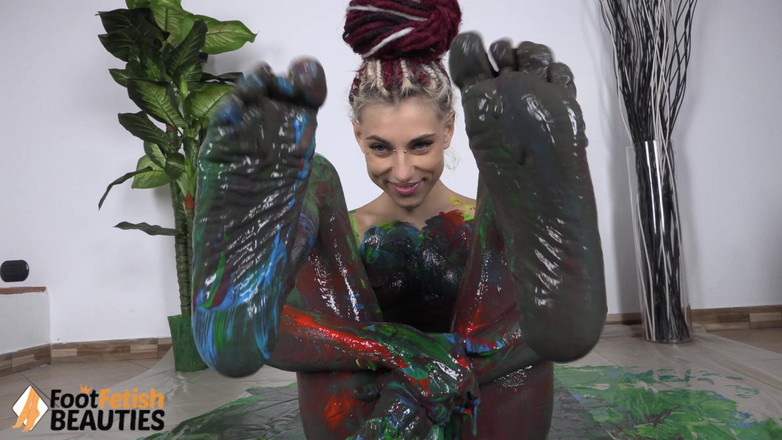 Foot Fetish HD: タトゥーを入れた小柄な恋人の家でのカラフルなヨガ