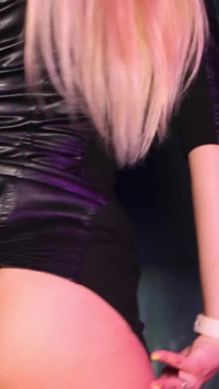 Sexy bar babe a montré ses jouets d’adulte