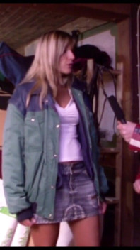 Blonďatá MILF se snaží ošukat své náklady na stání a rancher se do toho zapojuje