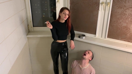 Petite Princesses Femdom: Lateksli sahibe Sofi sigara içerken insan kül tablasını kullanıyor