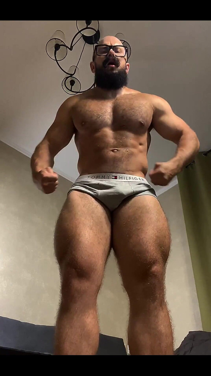 Mister Stone: Utilise ta bouche pour adorer mes pieds et mes muscles