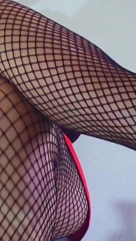 Mis a muestra sus piernas sexy en un show de mangueras 2