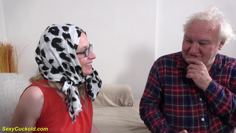 Sexy Cuckold: Yaşlı adam karısının dölünü yalıyor