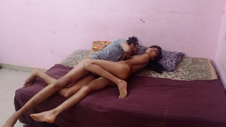 Hindi-Sex: Petite indiana namorada cavalgando pau