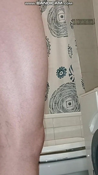 Sexy Nelly singură în baie cu jucăria ei