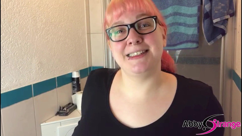 Abby Strange: Abby strange si cewek gotik jerman lagi asik kencing