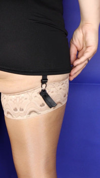 Panty zonder slipje. Sperma op poesje