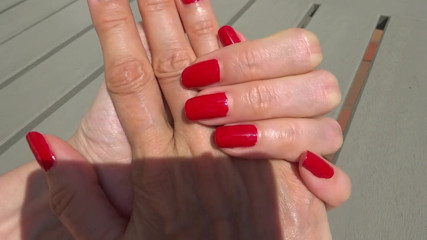 Lady Victoria Valente: Rode vingernagels zijn zo mooi - lange natuurlijke nagels!