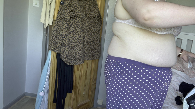 barefootongrass: Dövmeli gerçek amatör tombul kız senin için sutyen ve elbise...