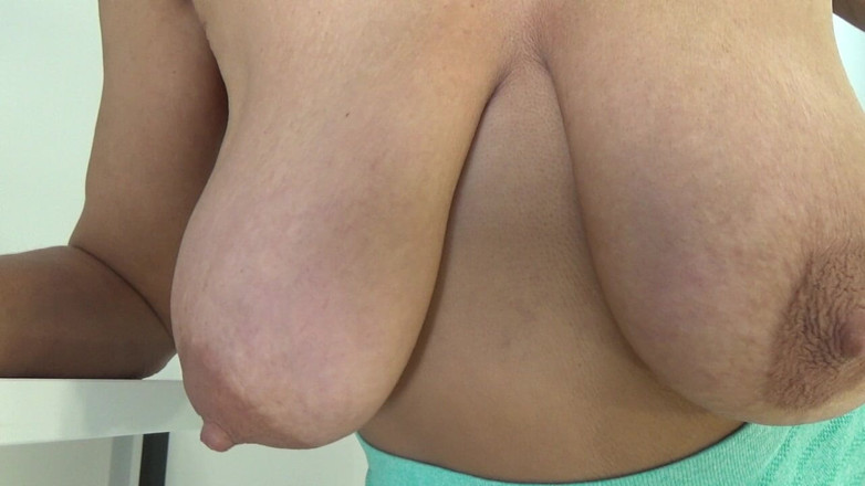 AnnaBUST: 垂れ下がった巨乳のロマンチックなソロ
