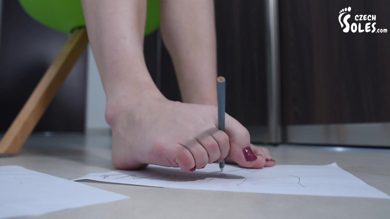 Czech Soles - foot fetish content: Nastolatka model stóp pisze i rysuje gołą stopą