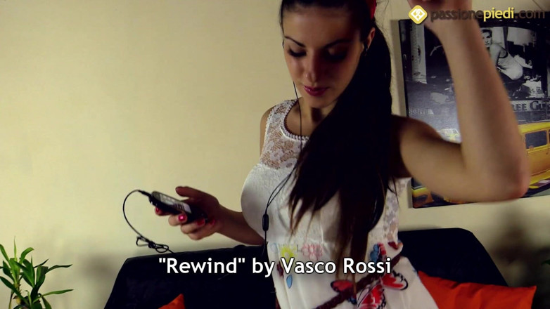 Foot Fetish HD: L'adorabile teen mora bianca ama ballare e giocare con i...