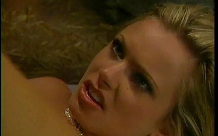 Lethal Babes: Un mec laboure une grande blonde à forte poitrine sur une...