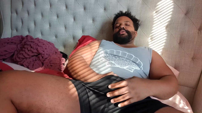 Eddie Venezuela: Un beau-père à grosse bite noire jouit avec un mini vibromasseur...