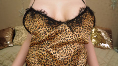 BustyVic: Sâni săltăreți în sutien, 4 sutiene