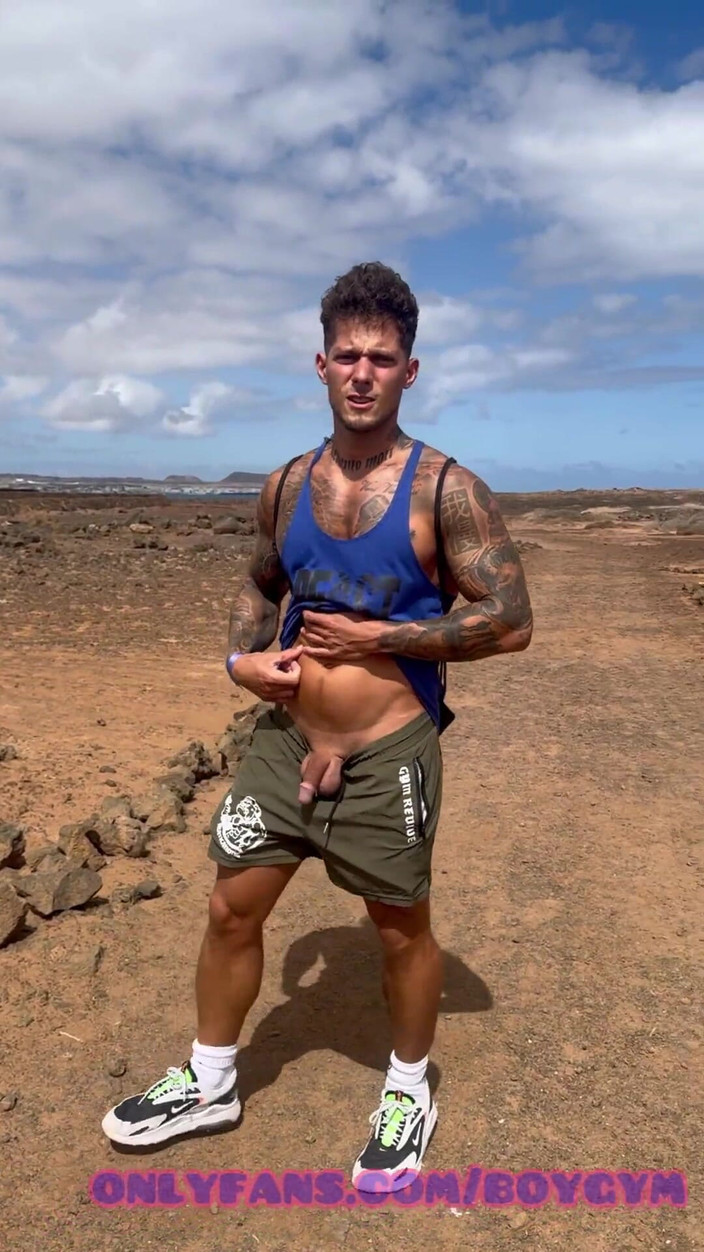 BoyGym: 在沙漠里撒尿