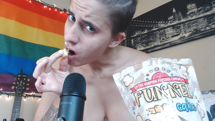 Abby Anna: ASMR nálevka popcorn ochucený dortem