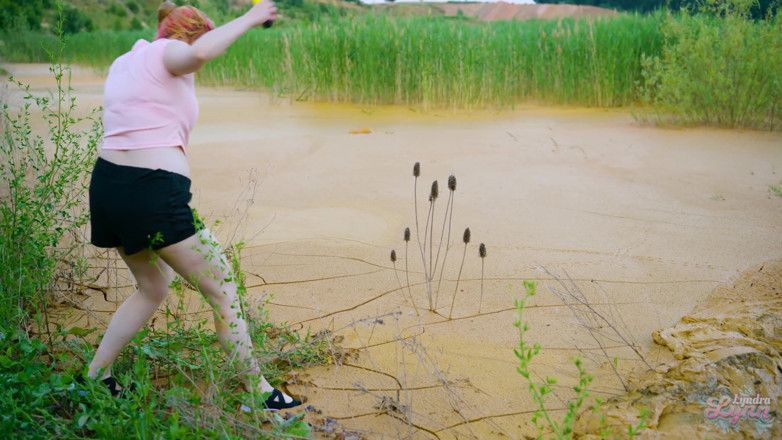 Lyndra Lynn: Orgasmo en lago de barro