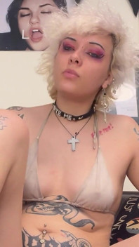 2 nuevos videos de fumar. Tetas deslstrando y soplando humo