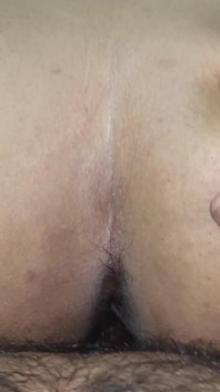 Nuove coppie che si godono il gioco di ruolo e usano la frutta a letto per la notte di vacanza