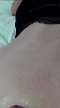 アンナとのホームセックスブルネットの髪を持つイタリアのふしだらな女が彼女の猫が特大のコックで満たされる