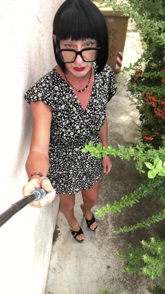 एक छोटी वेश्या की तरह बगीचे में घूमना