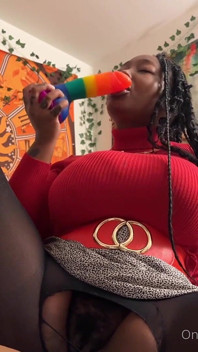 Tettona ebano scopa un dildo nei suoi collant strappati