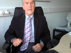 オフィススーツ姿で露出