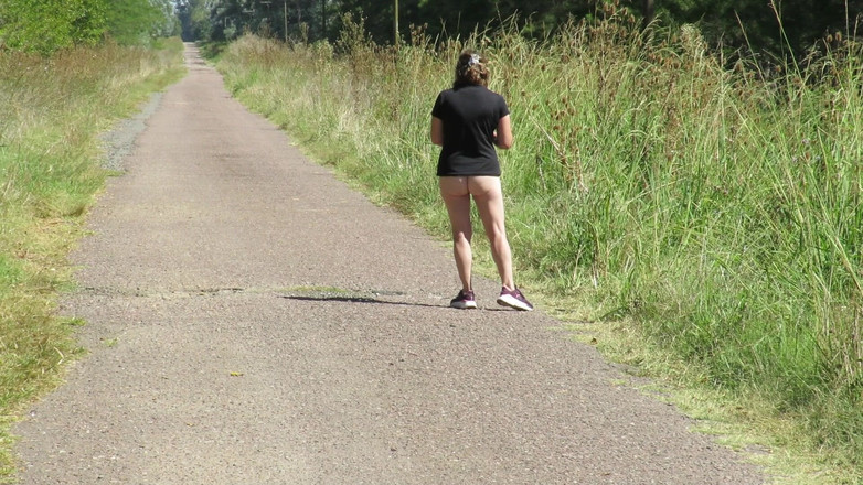 Milfcamsex: Patricia kleedt zich uit onder de zomerzon