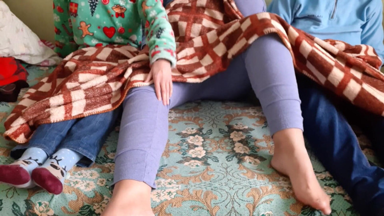 Lesbian-illusion: 내 여친의 의붓 여동생이 내 세 명이 TV 시리즈를 보는 동안 나를 따먹어