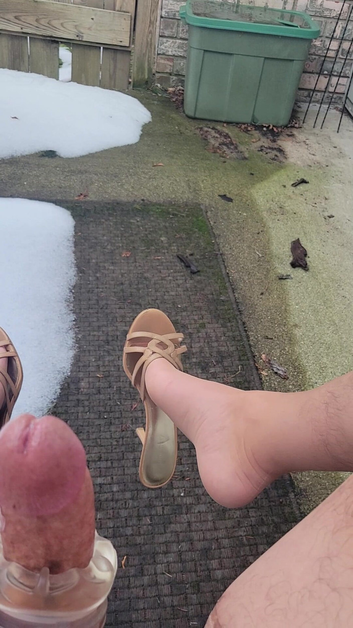 Feet Lover: ナイロンとヒールを履いて外でオナニーしている