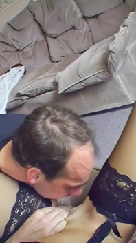 Trzej faceci pieprzą gorącą brytyjską mamuśkę w dupę