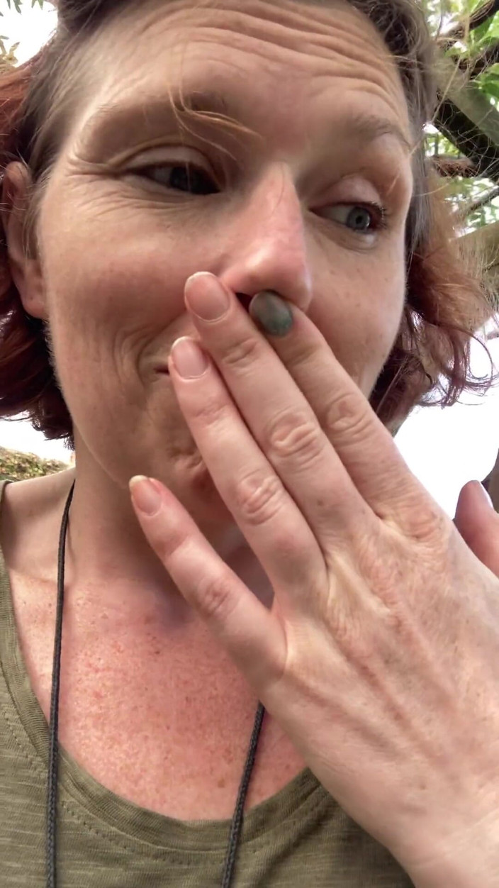 MistressWriggler: Je renifle mes doigts de chatte puante dans un jardin...