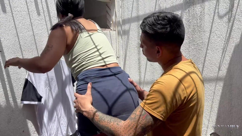 mia_and_cris_fuck: 我的印度继妹需要帮助挂衣服,我最后操了她