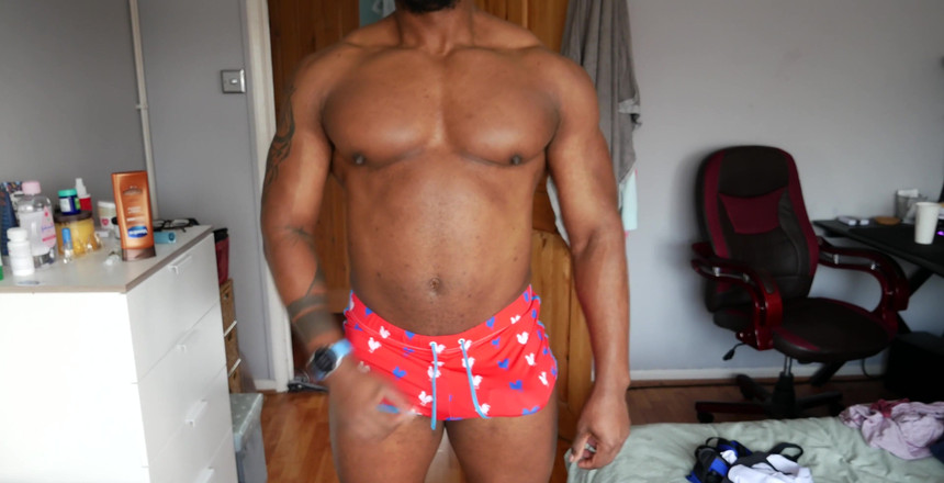 Amadeus: Tenere duro il cazzo è una sfida..