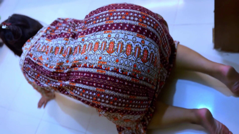 Aria Mia: Krásná Egyptská sexy macecha zaseknutá uvnitř stolu, teď chce ode...